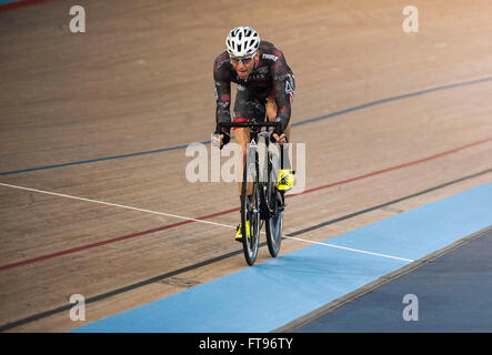 Queen Elizabeth Olympic Park, London, UK. 25. März 2016. Hans Pirius [GER] The Golden Wheel Scratch Race gewinnt das blaue Band Event Tagung des Karfreitag Track Cycling. Bildnachweis: Stephen Bartholomäus/Alamy Live-Nachrichten Stockfoto