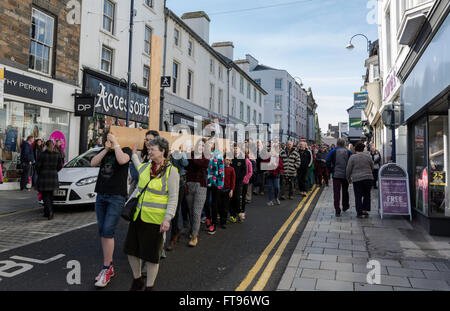 Aberystwyth, Ceredigion, West Wales, UK 25. März 2016, Karfreitag: die Schar der Gläubigen an die "Wanderung des Zeugen" teilnehmen und einen Outdoor-Service. Der Tag wurde unter der Leitung von Rev' Mones Farah. und das Kreuz wurde von den Jugendlichen Mitgliedern der Kirche getragen. Bildnachweis: Veteran Fotografie/Alamy Live-Nachrichten Stockfoto