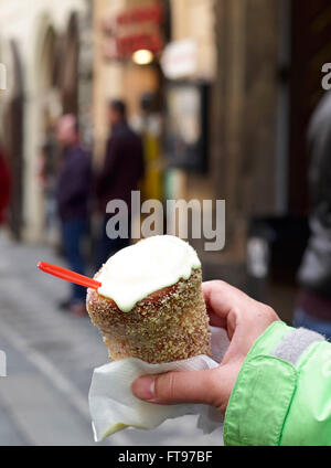 Prag, Tschechische Republik. 10. März 2016. Das Prager Dessert "Trdelník mit Eis" in Prag, Tschechische Republik, 10. März 2016 zu sehen. Foto: Michael Heitmann/Dpa/Alamy Live News Stockfoto