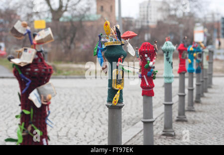 Berlin, Deutschland. 23. März 2016. Kunstvoll verziert gestrickte "Kappen" können man auf Beiträge am Potsdamer Platz in Berlin, Deutschland, 23. März 2016. Diese Form der Kunst nennt man Guerilla-stricken. Foto: Paul Zinken/ZB/Dpa/Alamy Live News Stockfoto