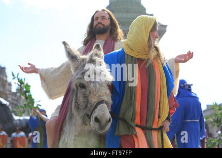 London, UK. 25. März 2016. Die Wintershall Karfreitag Leiden Jesu am Trafalgar Square in London, UK-Credit: Monica Wells/Alamy Live-Nachrichten Stockfoto