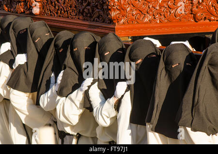 Mijas, Andalusien, Spanien. 25 März 2016. Karfreitags-Prozession in weißen andalusischen Dorfes Mijas, Provinz Malaga. Büßer tragen des Schwimmers Credit: Perry van Munster / Alamy Live News Stockfoto