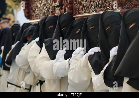 Mijas, Andalusien, Spanien. 25 März 2016. Karfreitags-Prozession in weißen andalusischen Dorfes Mijas, Provinz Malaga. Büßer tragen des Schwimmers Credit: Perry van Munster / Alamy Live News Stockfoto