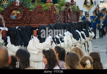 Mijas, Andalusien, Spanien. 25 März 2016. Büßer tragen des Schwimmers. Karfreitags-Prozession in weißen andalusischen Dorfes Mijas, Provinz Malaga. Bildnachweis: Perry van Munster / Alamy Live News Stockfoto