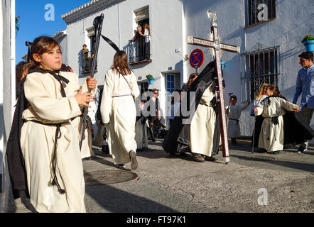 Mijas, Andalusien, Spanien. 25 März 2016. Kinder, die teilnehmen in Karfreitags-Prozession in andalusischen weißen Dorfes Mijas, Provinz Malaga. Bildnachweis: Perry van Munster / Alamy Live News Stockfoto