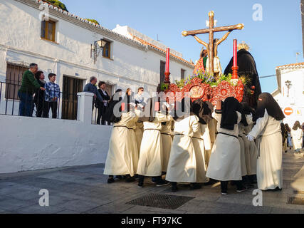 Mijas, Andalusien, Spanien. 25 März 2016. Büßer tragen des Schwimmers. Karfreitags-Prozession in weißen andalusischen Dorfes Mijas, Provinz Malaga. Bildnachweis: Perry van Munster / Alamy Live News Stockfoto