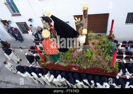 Mijas, Andalusien, Spanien. 25 März 2016. Büßer tragen des Schwimmers. Karfreitags-Prozession in weißen andalusischen Dorfes Mijas, Provinz Malaga. Bildnachweis: Perry van Munster / Alamy Live News Stockfoto