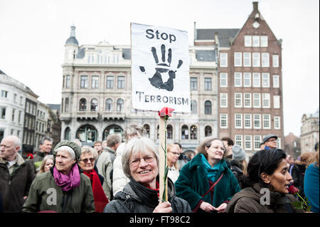 Amsterdam, Niederlande. 25. März 2016. Mehrere hundert Menschen waren diesem Karfreitag am Dam in Amsterdam, ein Zeichen gegen die Täter der Anschläge in Brüssel zu machen. Die Veranstaltung war eine Initiative der Rat der marokkanischen Moscheen in den Niederlanden (RMMN). Die Botschaft der Veranstaltung war Solidarität. "Wir lassen Sie uns auseinander, spielen sollte nicht", sagte der Bürgermeister von Amsterdam, Eberhard van der Laan. Auch hat gesprochen Sie der Präsident der Humanist Association Boris van der Ham und die Stadt Minister Rob Visser. Bildnachweis: Romy Arroyo Fernandez/Alamy Live-Nachrichten. Stockfoto