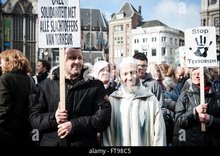 Amsterdam, Niederlande. 25. März 2016. Mehrere hundert Menschen waren diesem Karfreitag am Dam in Amsterdam, ein Zeichen gegen die Täter der Anschläge in Brüssel zu machen. Die Veranstaltung war eine Initiative der Rat der marokkanischen Moscheen in den Niederlanden (RMMN). Die Botschaft der Veranstaltung war Solidarität. "Wir lassen Sie uns auseinander, spielen sollte nicht", sagte der Bürgermeister von Amsterdam, Eberhard van der Laan. Auch hat gesprochen Sie der Präsident der Humanist Association Boris van der Ham und die Stadt Minister Rob Visser. Bildnachweis: Romy Arroyo Fernandez/Alamy Live-Nachrichten. Stockfoto