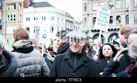 Amsterdam, Niederlande. 25. März 2016. Mehrere hundert Menschen waren diesem Karfreitag am Dam in Amsterdam, ein Zeichen gegen die Täter der Anschläge in Brüssel zu machen. Die Veranstaltung war eine Initiative der Rat der marokkanischen Moscheen in den Niederlanden (RMMN). Die Botschaft der Veranstaltung war Solidarität. "Wir lassen Sie uns auseinander, spielen sollte nicht", sagte der Bürgermeister von Amsterdam, Eberhard van der Laan. Auch hat gesprochen Sie der Präsident der Humanist Association Boris van der Ham und die Stadt Minister Rob Visser. Bildnachweis: Romy Arroyo Fernandez/Alamy Live-Nachrichten. Stockfoto