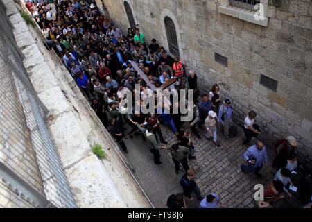 Jerusalem. 25. März 2016. Christliche Pilger aus Côte d ' Ivoire tragen ein hölzernes Kreuz entlang der Via Dolorosa (Weg des Leidens) in Jerusalem Altstadt während der Karfreitags-Prozession am 25. März 2016. Bildnachweis: Muammar Awad/Xinhua/Alamy Live-Nachrichten Stockfoto