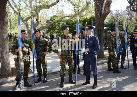 Athen, Griechenland. 25. März 2016. Griechische Soldaten, die Abhaltung Flaggen in Zappeio in Athen auf die Parade warten zu starten. Griechischen Independence Day, dem Nationalfeiertag feiert jedes Jahr in Griechenland, zum Gedenken an den Beginn der griechischen Unabhängigkeitskrieg 1821 gegen das Osmanische Reich. In der Hauptstadt von Griechenland in Athen stattfindet eine großen Militärparade als Hommage für besonderen Tag. Bildnachweis: Dimitrios Karvountzis/Pacific Press/Alamy Live-Nachrichten Stockfoto