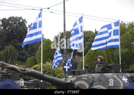 Athen, Griechenland. 25. März 2016. Eine Frau, die in griechischen Armee dient beteiligt sich als Mitglied der Crew des Tanks während der Parade. Griechischen Independence Day, dem Nationalfeiertag feiert jedes Jahr in Griechenland, zum Gedenken an den Beginn der griechischen Unabhängigkeitskrieg 1821 gegen das Osmanische Reich. In der Hauptstadt von Griechenland in Athen stattfindet eine großen Militärparade als Hommage für besonderen Tag. Bildnachweis: Dimitrios Karvountzis/Pacific Press/Alamy Live-Nachrichten Stockfoto