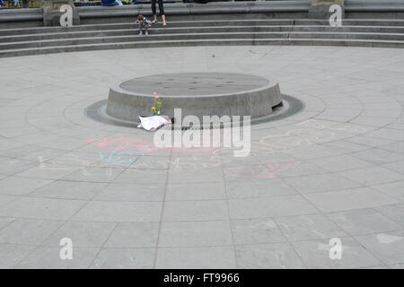 25. März 2016. New York City, USA. Candle Light Tribute brennen am New York Washington Square. © Marc Ward/Alamy Live-Nachrichten Stockfoto