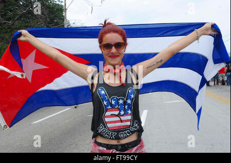 Havanna, Kuba. 25. März 2016. Eine Frau posiert mit der kubanischen Nationalflagge in der Nähe der Sportstadt vor die Gratis-Konzert der britischen Band The Rolling Stones, in Havanna, Kuba, 25. März 2016. Über eine halbe million Menschen dürften Freitag bei den Rolling Stones erstes Konzert überhaupt in Kuba, ein Wahrzeichen kulturelles Ereignis, das nur drei Tage, nachdem US-Präsident Barack Obama die karibische Nation besucht kommt. Bildnachweis: Paula Ribas/TELAM/Xinhua/Alamy Live-Nachrichten Stockfoto