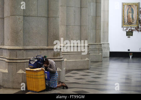 Sao Paulo, Brasilien. 25. März 2016. Eine Frau betet in Sao Paulo siehe Metropolitankathedrale, vor einem Umzug während der Feier des Karfreitags der Karwoche, in Sao Paulo, Brasilien am 25. März 2016. Bildnachweis: Rahel Patras/Xinhua/Alamy Live-Nachrichten Stockfoto