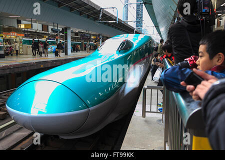 Tokio, Japan. 26. März 2016. Die Hayabusa Shinkansen (Bullet Train) zieht in Tokyo Station am 26. März 2016, Tokio, Japan. Die Hayabusa-Shinkansen verbindet Tokyo mit der nördlichen Insel Hokkaido über die 53,85 km langen Seikan-Tunnel. Bislang geplant Japans Shinkansen betrieben nur soweit Aomori, aber die neue Bahnverbindung geht nun zum Bahnhof Shin-Hakodate-Hokuto in Hokkaido mit eine weitere Verlängerung nach Sapporo bis 2030. Eine Einzelfahrkarte kostet 22.690 Yen (200 UDS) aus Tokio, Shin-Hakodate Hokuto und die schnellsten Züge dauert 4 Stunden und 2 Minuten für die Reise. © Aflo Co. Ltd./Al Stockfoto