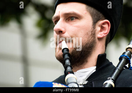 Oviedo, Spanien. 25. März 2016. Ein Pipper während der Prozession der Grablegung des Heiligen Freitag am 25. März 2016 in Oviedo, Spanien. Bildnachweis: David Gato/Alamy Live-Nachrichten Stockfoto
