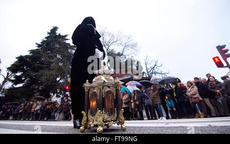Oviedo, Spanien. 25. März 2016. Ein Nazarener mit einem Canddle während der Prozession der Grablegung des Heiligen Freitag am 25. März 2016 in Oviedo, Spanien. Bildnachweis: David Gato/Alamy Live-Nachrichten Stockfoto