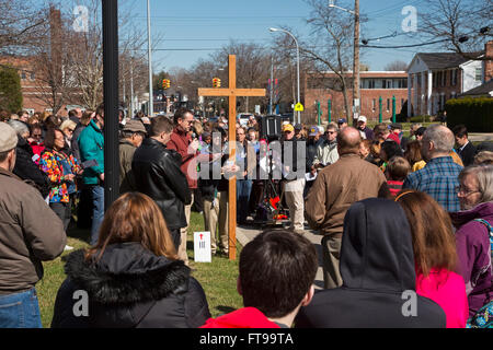 Grosse Pointe, Michigan USA gehen 25. März 2016 - Mitglieder der katholischen und protestantischen Kirchen den Kreuzweg am Karfreitag, Halt an Standorten auf Kercheval Avenue für Lesungen und Gebet. Bildnachweis: Jim West/Alamy Live-Nachrichten Stockfoto