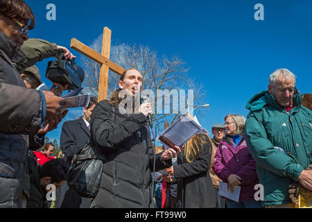 Grosse Pointe, Michigan USA gehen 25. März 2016 - Mitglieder der katholischen und protestantischen Kirchen den Kreuzweg am Karfreitag, Halt an Standorten auf Kercheval Avenue für Lesungen und Gebet. Bildnachweis: Jim West/Alamy Live-Nachrichten Stockfoto