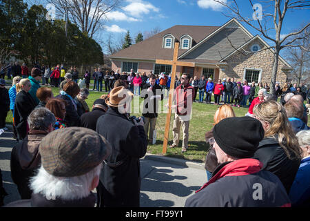 Grosse Pointe, Michigan USA gehen 25. März 2016 - Mitglieder der katholischen und protestantischen Kirchen den Kreuzweg am Karfreitag, Halt an Standorten auf Kercheval Avenue für Lesungen und Gebet. Bildnachweis: Jim West/Alamy Live-Nachrichten Stockfoto