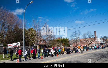 Grosse Pointe, Michigan USA gehen 25. März 2016 - Mitglieder der katholischen und protestantischen Kirchen den Kreuzweg am Karfreitag, Halt an Standorten auf Kercheval Avenue für Lesungen und Gebet. Bildnachweis: Jim West/Alamy Live-Nachrichten Stockfoto