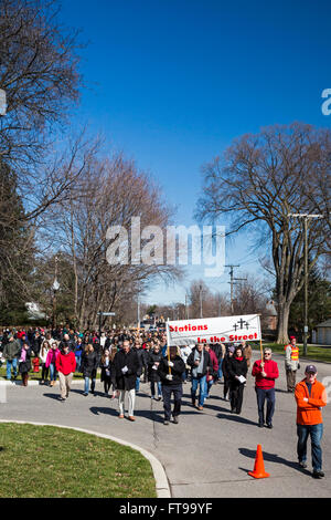 Grosse Pointe, Michigan USA gehen 25. März 2016 - Mitglieder der katholischen und protestantischen Kirchen den Kreuzweg am Karfreitag, Halt an Standorten auf Kercheval Avenue für Lesungen und Gebet. Bildnachweis: Jim West/Alamy Live-Nachrichten Stockfoto