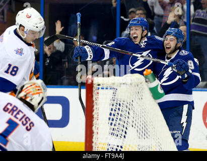 Tampa, Florida, USA. 25. März 2016. Tampa Bay Lightning Center TYLER JOHNSON (9) (rechts) feiert erzielte den Startschuss zusammen mit Blitz Zentrum JONATHAN MARCHESSAULT (81) Ziel New York Islanders Torwart während der dritten Periode Aktion an der Amalie-Arena zu schlagen. Bildnachweis: Dirk Shadd/Tampa Bay Times / ZUMA Draht/Alamy Live News Stockfoto