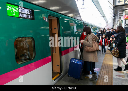 Tokio, Japan. 26. März 2016. Passagiere geben Sie die Hayabusa Shinkansen (Bullet Train) an der Tokio Station am 26. März 2016, Tokio, Japan. Die Hayabusa-Shinkansen verbindet Tokyo mit der nördlichen Insel Hokkaido über die 53,85 km langen Seikan-Tunnel. Bislang geplant Japans Shinkansen betrieben nur soweit Aomori, aber die neue Bahnverbindung geht nun zum Bahnhof Shin-Hakodate-Hokuto in Hokkaido mit eine weitere Verlängerung nach Sapporo bis 2030. Eine Einzelfahrkarte kostet 22.690 Yen (200 UDS) aus Tokio, Shin-Hakodate Hokuto und die schnellsten Züge dauert 4 Stunden und 2 Minuten für die Reise. © Aflo Stockfoto