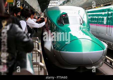 Tokio, Japan. 26. März 2016. Menschen fotografieren der Hayabusa Shinkansen (Bullet Train) in Tokyo Station am 26. März 2016, Tokio, Japan. Die Hayabusa-Shinkansen verbindet Tokyo mit der nördlichen Insel Hokkaido über die 53,85 km langen Seikan-Tunnel. Bislang geplant Japans Shinkansen betrieben nur soweit Aomori, aber die neue Bahnverbindung geht nun zum Bahnhof Shin-Hakodate-Hokuto in Hokkaido mit eine weitere Verlängerung nach Sapporo bis 2030. Eine Einzelfahrkarte kostet 22.690 Yen (200 UDS) aus Tokio, Shin-Hakodate Hokuto und die schnellsten Züge dauert 4 Stunden und 2 Minuten für die Reise. © Stockfoto