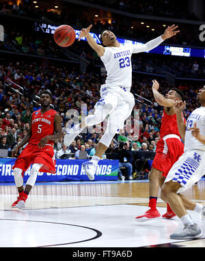 Des Moines, IA, USA. 17. März 2016. Kentucky Wildcats bewachen Jamal Murray (23) während der ersten Hälfte Aktion den Ball verloren, wie der University of Kentucky Stony Brook University in der ersten Runde der 2016 NCAA Division I Basketball Herrenturnier in Wells Fargo Arena in Des Moines, IA, Donnerstag, 17. März 2016 gespielt. © Lexington Herald-Leader/ZUMA Draht/Alamy Live-Nachrichten Stockfoto