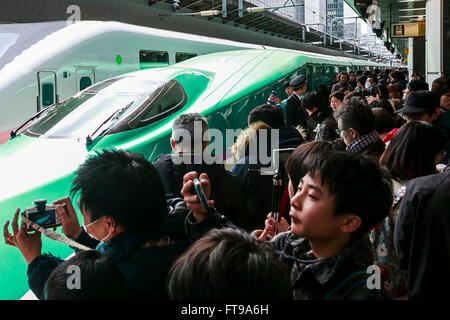 Tokio, Japan. 26. März 2016. Menschen fotografieren der Hayabusa Shinkansen (Bullet Train) in Tokyo Station am 26. März 2016, Tokio, Japan. Die Hayabusa-Shinkansen verbindet Tokyo mit der nördlichen Insel Hokkaido über die 53,85 km langen Seikan-Tunnel. Bislang geplant Japans Shinkansen betrieben nur soweit Aomori, aber die neue Bahnverbindung geht nun zum Bahnhof Shin-Hakodate-Hokuto in Hokkaido mit eine weitere Verlängerung nach Sapporo bis 2030. Eine Einzelfahrkarte kostet 22.690 Yen (200 UDS) aus Tokio, Shin-Hakodate Hokuto und die schnellsten Züge dauert 4 Stunden und 2 Minuten für die Reise. © Stockfoto