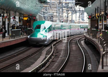 Tokio, Japan. 26. März 2016. Die Hayabusa Shinkansen (Bullet Train) verlässt Tokio Station am ersten Tag der Operation am 26. März 2016, Tokio, Japan. Die Hayabusa-Shinkansen verbindet Tokyo mit der nördlichen Insel Hokkaido über die 53,85 km langen Seikan-Tunnel. Bislang geplant Japans Shinkansen betrieben nur soweit Aomori, aber die neue Bahnverbindung geht nun zum Bahnhof Shin-Hakodate-Hokuto in Hokkaido mit eine weitere Verlängerung nach Sapporo bis 2030. Eine Einzelfahrkarte kostet 22.690 Yen (200 UDS) aus Tokio, Shin-Hakodate Hokuto und die schnellsten Züge dauert 4 Stunden und 2 Minuten für den j Stockfoto