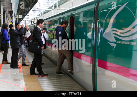 Tokio, Japan. 26. März 2016. Passagiere geben Sie die Hayabusa Shinkansen (Bullet Train) an der Tokio Station am 26. März 2016, Tokio, Japan. Die Hayabusa-Shinkansen verbindet Tokyo mit der nördlichen Insel Hokkaido über die 53,85 km langen Seikan-Tunnel. Bislang geplant Japans Shinkansen betrieben nur soweit Aomori, aber die neue Bahnverbindung geht nun zum Bahnhof Shin-Hakodate-Hokuto in Hokkaido mit eine weitere Verlängerung nach Sapporo bis 2030. Eine Einzelfahrkarte kostet 22.690 Yen (200 UDS) aus Tokio, Shin-Hakodate Hokuto und die schnellsten Züge dauert 4 Stunden und 2 Minuten für die Reise. © Aflo Stockfoto