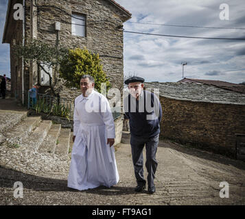 Bercianos De Aliste, Castilla y León, Spanien. 25. März 2016. Ein Büßer aus der Bruderschaft der "Santo Entierro" geht in die Kirche zur Teilnahme an einer Prozession in Bercianos de Aliste Credit: Matthias Oesterle/ZUMA Draht/Alamy Live News Stockfoto