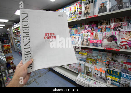 London, UK. 26. März 2016. Ein Zeitschriftenladen hält die letzten print-Ausgabe der britischen Zeitung "The Independent", die im Umlauf seit 1986 gewesen ist. Das Papier wird jetzt in einer "digitalen Plattform nur" verfügbar sein. Stockfoto