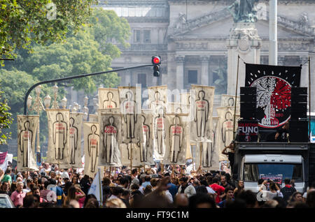 40. Jahrestag des Militärputsches in Argentinien - 24.03.2016 - Argentinien / Buenos Aires - Tausende von Menschen marschierten durch die Straßen von Buenos Aires zum Gedenken an den 40. Jahrestag des Beginns der letzten Militärdiktatur (1976-1983). Viele von Ihnen getragenen Schilder mit Silhouetten verschwanden in diesem Fall die Schauspieler durch die Diktatur verschwunden. Hintergrund-Kongress.   -Matias Izaguirre / Le Pictorium Stockfoto