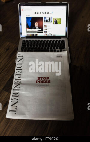 Die letzte Ausgabe der Druckversion der unabhängigen Zeitung ging auf Verkauf heute (Sonntag, 26. März 16). Eine Kopie des Papiers Stockfoto