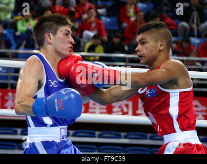 Qian, der chinesischen Provinz Hebei. 26. März 2016. Alex Winwood(R) von Australien konkurriert mit Ivan Pavich von Neuseeland während ihre Männer 52kg Kategorie der Asien/Ozeanien-Zone Box Event Qualifier für 2016 Olympischen Spiele in Rio in Qian'an, Nord-China Provinz Hebei, 26. März 2016. Alex Winwood gewann das Spiel 3: 0. Bildnachweis: Yang Shiyao/Xinhua/Alamy Live-Nachrichten Stockfoto