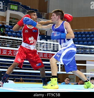 Qian, der chinesischen Provinz Hebei. 26. März 2016. Alex Winwood(L) von Australien konkurriert mit Ivan Pavich von Neuseeland während ihre Männer 52kg Kategorie der Asien/Ozeanien-Zone Box Event Qualifier für 2016 Olympischen Spiele in Rio in Qian'an, Nord-China Provinz Hebei, 26. März 2016. Alex Winwood gewann das Spiel 3: 0. Bildnachweis: Yang Shiyao/Xinhua/Alamy Live-Nachrichten Stockfoto