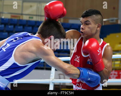 Qian, der chinesischen Provinz Hebei. 26. März 2016. Alex Winwood(R) von Australien konkurriert mit Ivan Pavich von Neuseeland während ihre Männer 52kg Kategorie der Asien/Ozeanien-Zone Box Event Qualifier für 2016 Olympischen Spiele in Rio in Qian'an, Nord-China Provinz Hebei, 26. März 2016. Alex Winwood gewann das Spiel 3: 0. Bildnachweis: Yang Shiyao/Xinhua/Alamy Live-Nachrichten Stockfoto