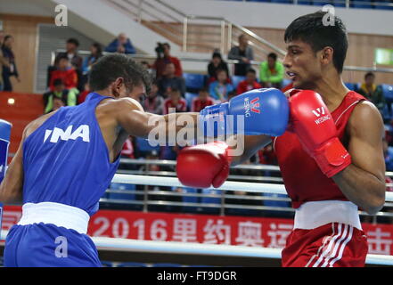 Qian, der chinesischen Provinz Hebei. 26. März 2016. Hanurdeen Hamid(R) von Singapur konkurriert mit Mario Blasius Kali von Indonesien während ihre Männer 52kg Kategorie der Asien/Ozeanien-Zone Box Event Qualifier für 2016 Olympischen Spiele in Rio in Qian'an, Nord-China Provinz Hebei, 26. März 2016. Hanurdeen Hamid gewann das Spiel 3: 0. Bildnachweis: Yang Shiyao/Xinhua/Alamy Live-Nachrichten Stockfoto