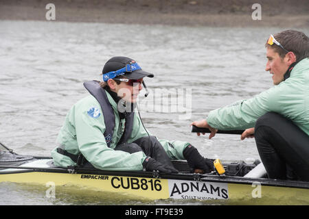 London, UK. 26. März 2016. Das Bootsrennen. Der Cancer Research UK Regatten 2016. Statt auf die Tideway, Themse zwischen Putney und Mortlake, London, England, Vereinigtes Königreich. Tideway Woche. (Praxis Ausflüge während der Woche vor den Rennen, die an Ostern Sonntag, 27. März 2016 stattfinden.) Cambridge University (CUBC) Blue crew auf einem Praxis-Ausflug. Bildnachweis: Duncan Grove/Alamy Live-Nachrichten Stockfoto
