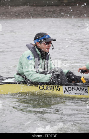 London, UK. 26. März 2016. Das Bootsrennen. Der Cancer Research UK Regatten 2016. Statt auf die Tideway, Themse zwischen Putney und Mortlake, London, England, Vereinigtes Königreich. Tideway Woche. (Praxis Ausflüge während der Woche vor den Rennen, die an Ostern Sonntag, 27. März 2016 stattfinden.) Cambridge University (CUBC) Blue crew auf einem Praxis-Ausflug. Bildnachweis: Duncan Grove/Alamy Live-Nachrichten Stockfoto