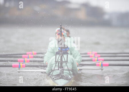 London, UK. 26. März 2016. Das Bootsrennen. Der Cancer Research UK Regatten 2016. Statt auf die Tideway, Themse zwischen Putney und Mortlake, London, England, Vereinigtes Königreich. Tideway Woche. (Praxis Ausflüge während der Woche vor den Rennen, die an Ostern Sonntag, 27. März 2016 stattfinden.) Cambridge University (CUBC) Blue crew auf einem Praxis-Ausflug. Bildnachweis: Duncan Grove/Alamy Live-Nachrichten Stockfoto