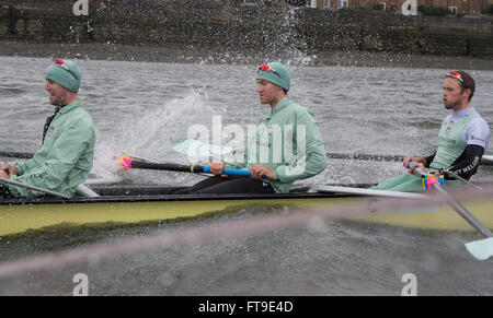 London, UK. 26. März 2016. Das Bootsrennen. Der Cancer Research UK Regatten 2016. Statt auf die Tideway, Themse zwischen Putney und Mortlake, London, England, Vereinigtes Königreich. Tideway Woche. (Praxis Ausflüge während der Woche vor den Rennen, die an Ostern Sonntag, 27. März 2016 stattfinden.) Cambridge University (CUBC) Blue crew auf einem Praxis-Ausflug. Bildnachweis: Duncan Grove/Alamy Live-Nachrichten Stockfoto