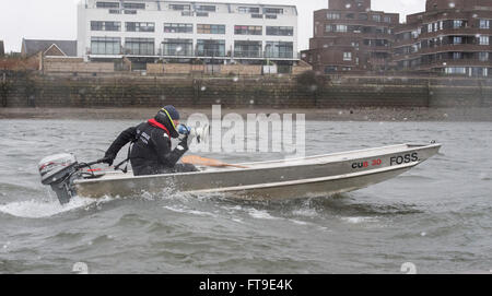 London, UK. 26. März 2016. Das Bootsrennen. Der Cancer Research UK Regatten 2016. Statt auf die Tideway, Themse zwischen Putney und Mortlake, London, England, Vereinigtes Königreich. Tideway Woche. (Praxis Ausflüge während der Woche vor den Rennen, die an Ostern Sonntag, 27. März 2016 stattfinden.) Cambridge University (CUBC) Blue crew auf einem Praxis-Ausflug. Bildnachweis: Duncan Grove/Alamy Live-Nachrichten Stockfoto