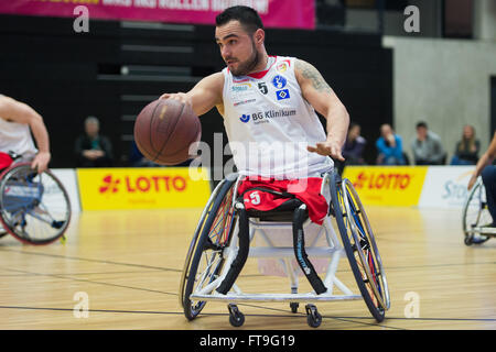 Hamburg, Deutschland. 12. März 2016. Mustafa Korkmaz aus Hamburg in Aktion während der EuroLeague Rollstuhl-Basketball-Qualifier match zwischen BG Korb Hamburg und Beit Halochem Tel Aviv in Inselparkhalle in Hamburg, Deutschland, 12. März 2016. Foto: Lukas Schulze/Dpa/Alamy Live News Stockfoto