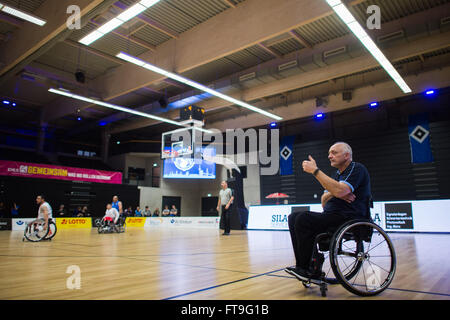 Hamburg, Deutschland. 12. März 2016. Coach Holger Glinicki Hamburg bei der EuroLeague Rollstuhl Basketball Qualifier match zwischen BG Korb Hamburg und Beit Halochem Tel Aviv in Inselparkhalle in Hamburg, Deutschland, 12. März 2016. Foto: Lukas Schulze/Dpa/Alamy Live News Stockfoto